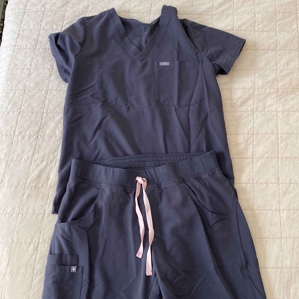 Grey Figs Scrub Set, size M